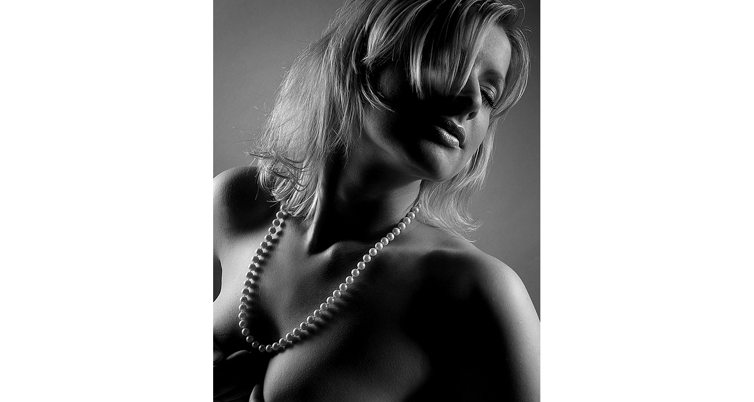 Sinnliche Aktfotografie von einer Fotografin im Studio aufgenommen.