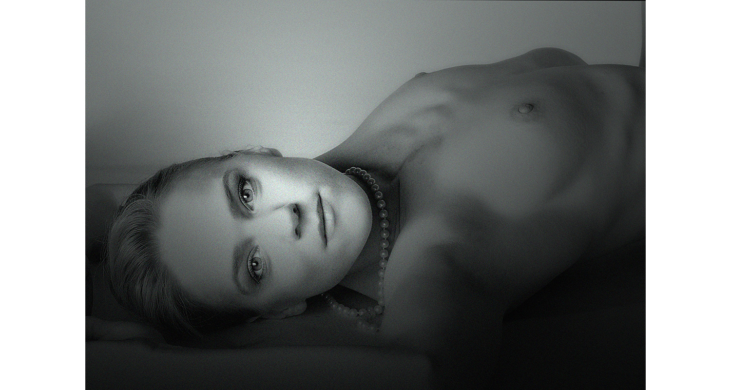 Traumhaftes Bild einer wunderschönen Frau mit Perlenkette im Fotostudio aufgenommen.