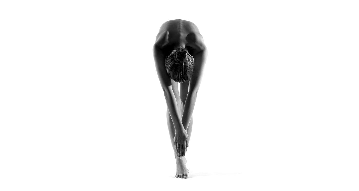 Klassisches Aktfoto im Studio in schwarz-weiss.