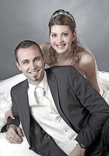 Authentische Hochzeitsfotografie in Lilienthal und Umgebung. Brautpaar im Fotostudio in Grasberg.