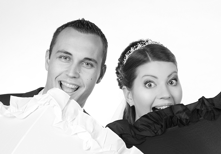 Kreatives Hochzeitsfoto in schwarz-weiß im Studio in Grasberg aufgenommen.